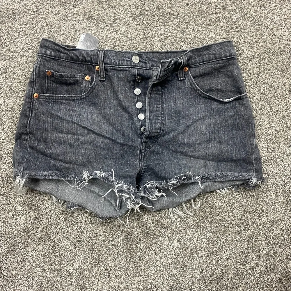 Levis Shorts Womens 31 denim jeans black button fly distressed frayed Cheeky's 2